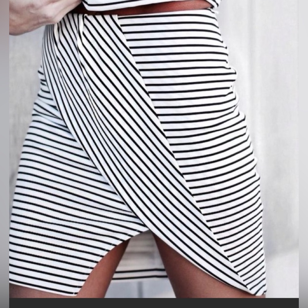 Finders Keepers Black & White Stripe Tightrope Skirt Asymmetrical. Sz M. EUC!